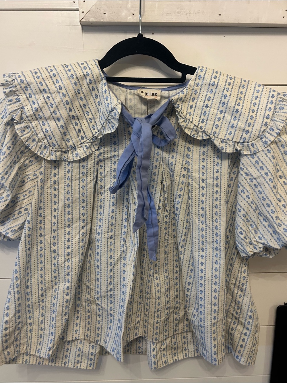 Peach love women's Blue Floral Tie-Neck Top size Small
